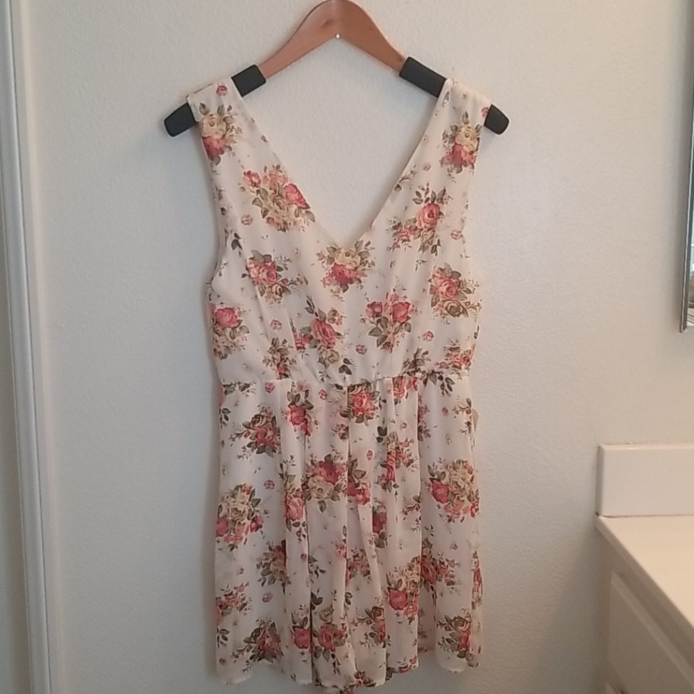 🌻 CUTE ROMPER 🌻 - Picture 2 of 6